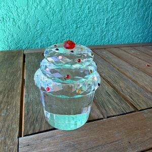 Simon Designs Crystal Clear Cupcake With Red Rhinestone On Top Paperweight